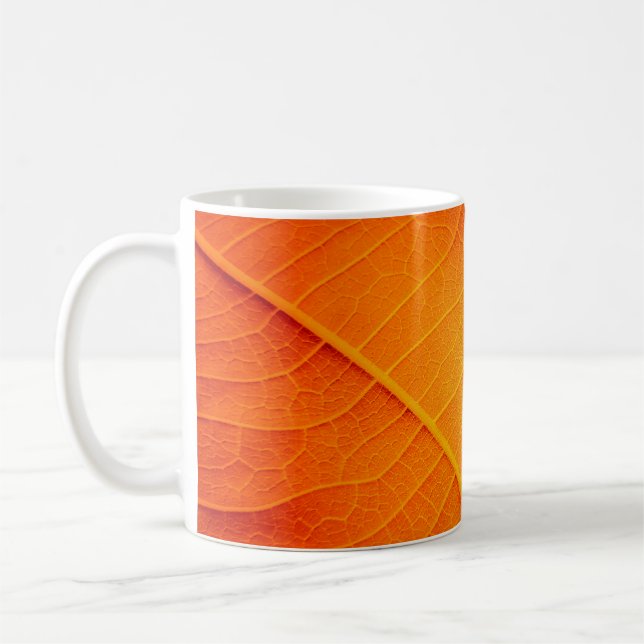 Stängning av abstrakt för orange och gult löv kaffemugg (Vänster)