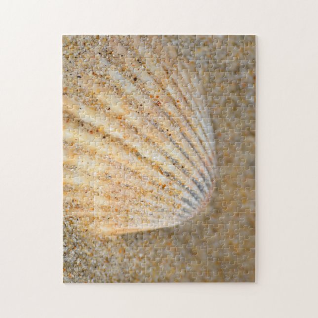 Stängning av Cockle SeaShell i Sand på Beach Pussel (Vertikal)