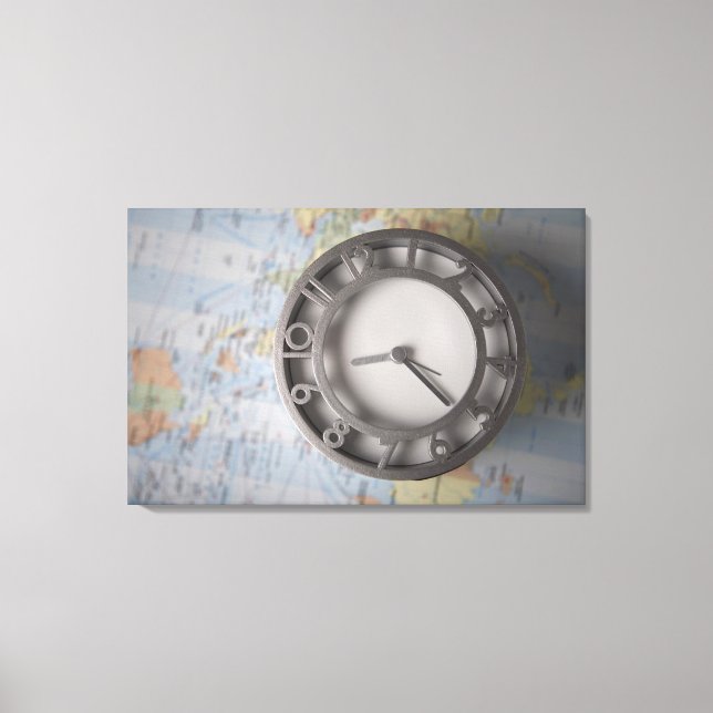 Stängning av en klocka framför karta canvastryck (Framsida)