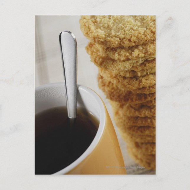 Stängning av en kopp kaffe med kakor vykort (Framsida)