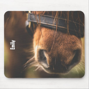 Stängning av en Personlig av Cute Brown Horse Nose Musmatta
