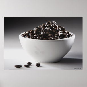 Stängning av en skål fullt kaffebönor poster