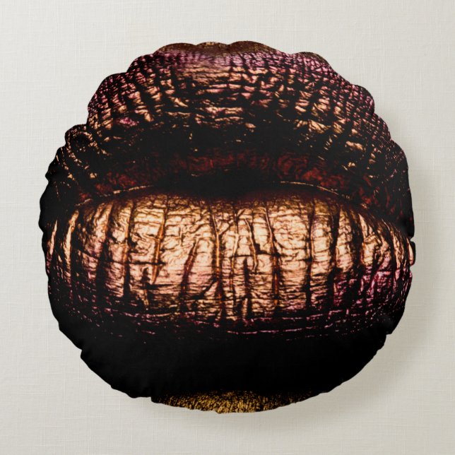 Stängning av Golden läppar. Guld metall, läpparna. Rund Kudde (Framsidan)