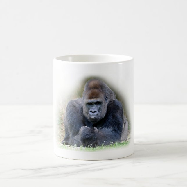 Stängning av gorilla ljugande på gräs kaffemugg (Center)