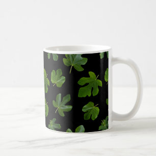 Stängning av grönt löv isolerad på svart bakgrund kaffemugg