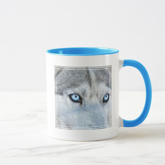 Stängning av Siberian husky med Blue Ögon Mugg (Höger)