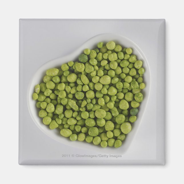 Stängning av småstarna av grönt i en hjärtformskål magnet (Framsidan)