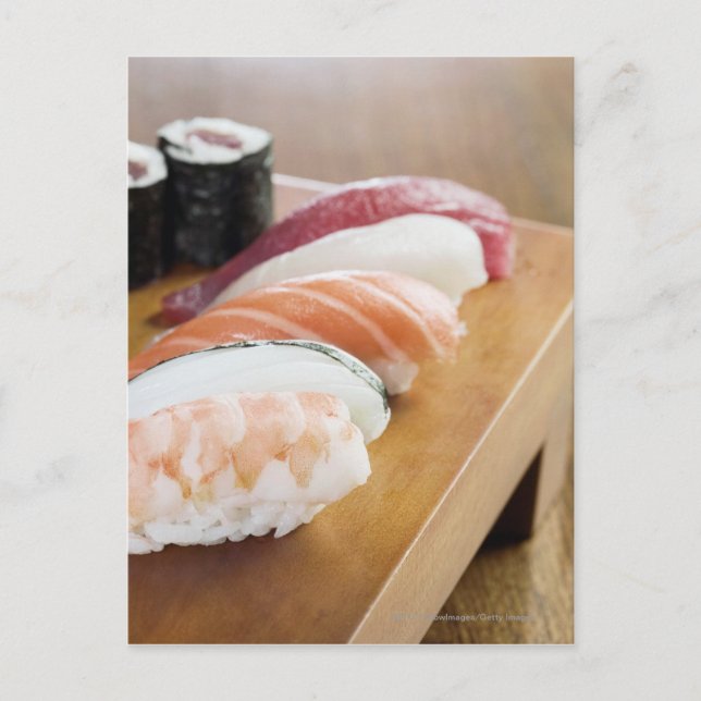 Stängning av sushi vid bord vykort (Framsida)
