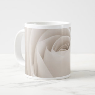 Stängning av Vit ros Petals Jumbo Mugg