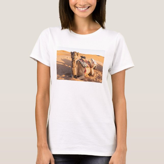 Stängning på Camel i Oman-öknen T-Shirt (Framsida)