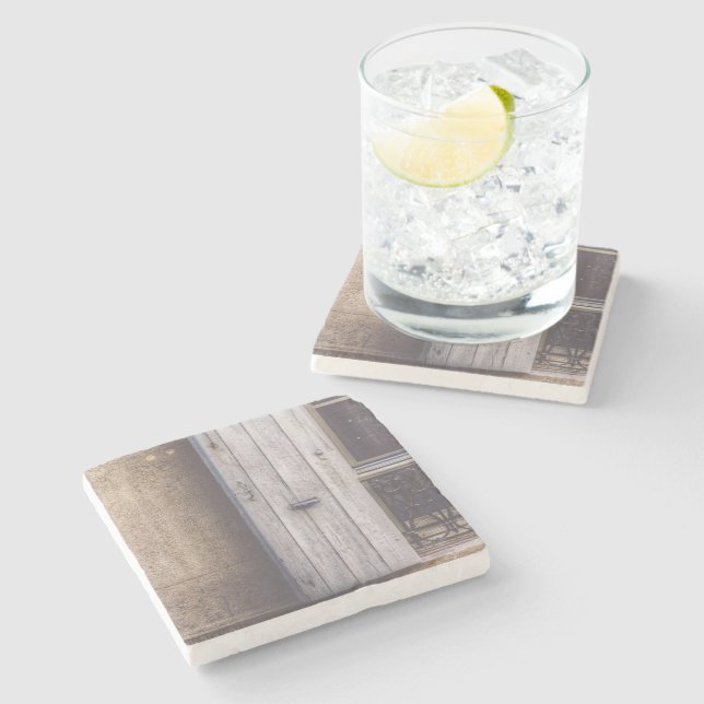 Stängt med fönsterluckor underlägg sten (Sidan)