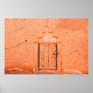 Stängt träfönster i traditionellt morokanhus poster