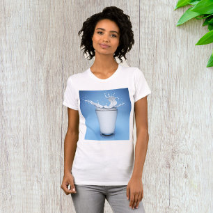 Stänk i Mjölk i glasdryck Kvinnor i T-Shirt