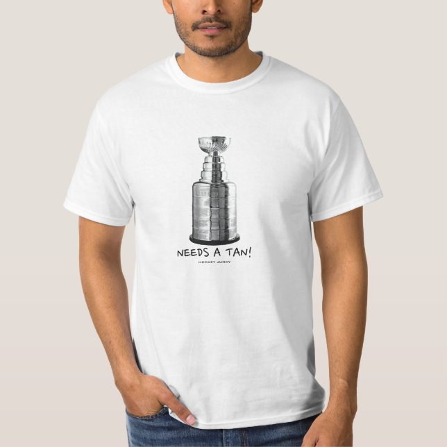 STANLEY BEHÖVER EN SOLBRÄNNA! T-SHIRT (Framsida)