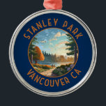 Stanley Park Vancouver Canada Retro Distress Art Julgransprydnad Metall<br><div class="desc">Stanley Park i en vektorkonst stil. Som Vancouvers första park,  med sina ständigt blomstrande trädgårdar,  pristina kustområden och ungefär 500 000 cedar,  fir och hemlås träd.</div>