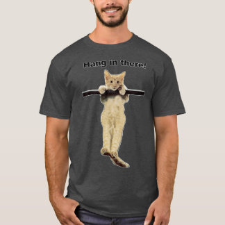 Stanna där, söt kattunge kattunge i baby vid gren t shirt