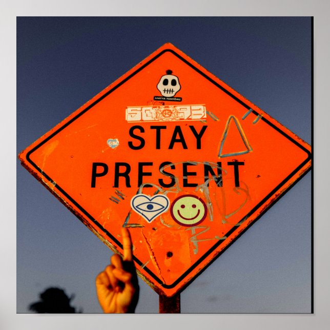 Stanna här, Orange Road Sign Graffiti Poster (Framsidan)