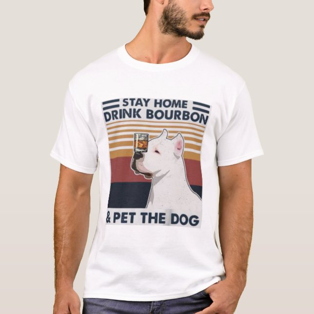 Stanna hemma och drick Bourbon och Pet Hund T Shirt (Framsida)