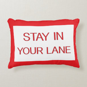 Stanna i ditt Lane Funny Traffic Road Sign Prydnadskudde