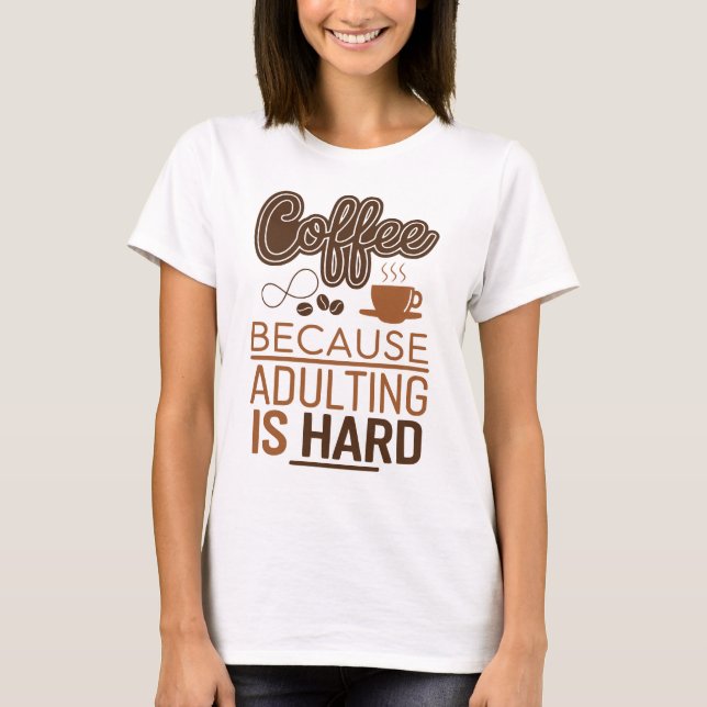 Stanna i koffeinerad: Adulting kräver kaffe T Shirt (Framsida)