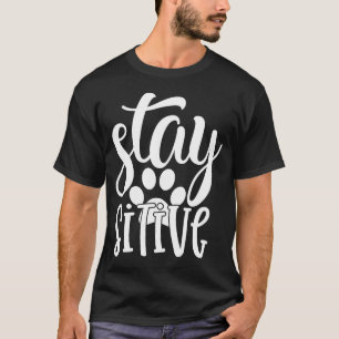 Stanna kvar i den pawsitiva slynga Typografin Slog T Shirt
