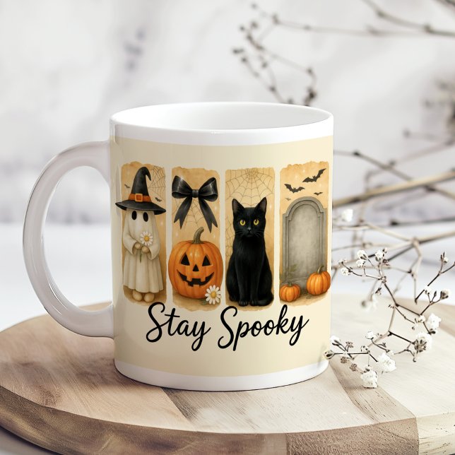 "Stanna på spaj" Halloween-penselpenselkatt Kaffemugg ("Stay Spooky" Halloween Brush Stroke Cat Coffee Mug on a boho kitchen table with tiny flowers.)