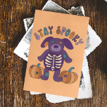 Stanna på Spooky Cute Skeleton Hund Halloween Vykort<br><div class="desc">På framsidan av detta vykort står "STAY SPOOKY" ovanför en söt illustration av ett lappverk i stil med full hund med ett skelett synligt på magen och ett par lapptäckspumpor. Kortets baksida är tom så att du kan göra skrivor i ditt eget meddelande.</div>