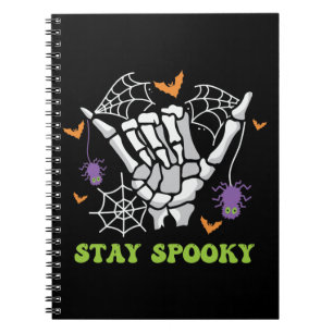 Stanna på Spooky Halloween Skeleton Hand Anteckningsbok