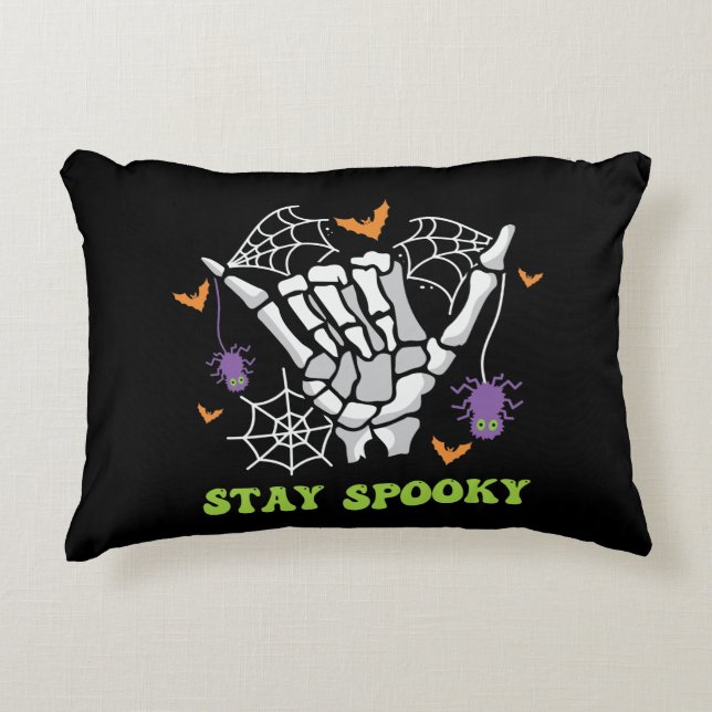 Stanna på Spooky Halloween Skeleton Hand Prydnadskudde (Framsidan)