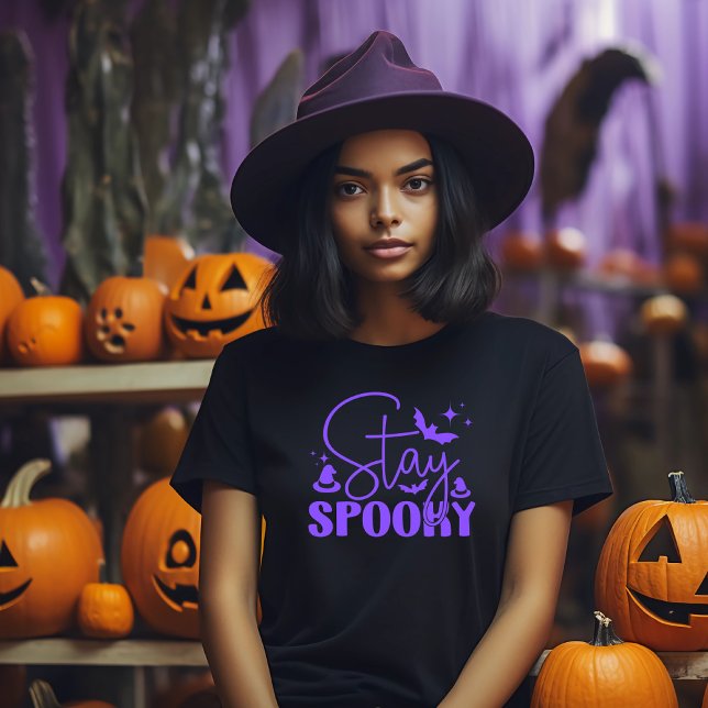 Stanna på Spooky Halloween T Shirt (Halloween t-shirt with the text Stay Spooky.)