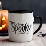 Stanna på Spooky Witches Witch Halloween Funny Mugg<br><div class="desc">Hända till Halloween-entusiasten med våra "Stanna där"-lustiga t-shirts. Dö in i en värld av ondskefullt humor och stil,  när du firar den heligaste säsongen. Fira säsongen med en humor-tvist,  skapar ett påstående som är både dyrt och underhållande. Ett förhäxande tillägg till din Halloween-garderob som säkert kommer att frammana leenden.</div>