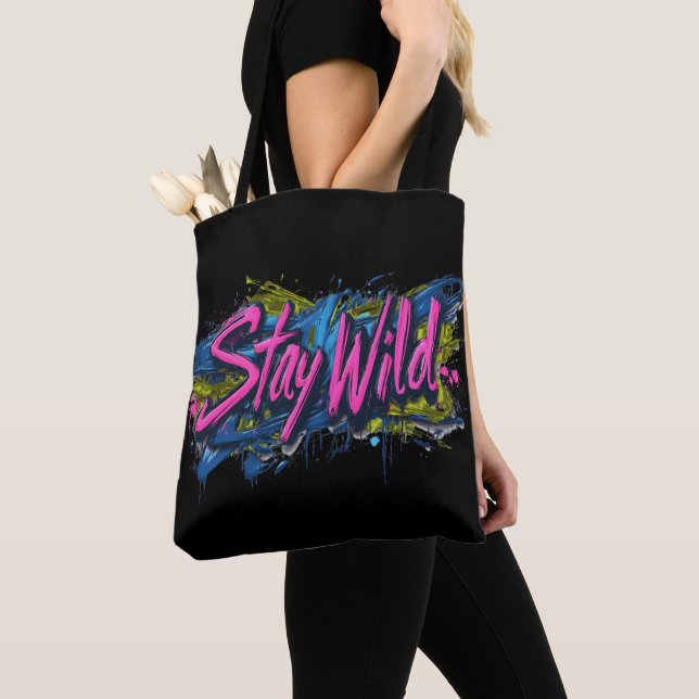 "Stanna Vild" - Vibrant Graffiti-Stil-textdesign Tygkasse (Närbild)