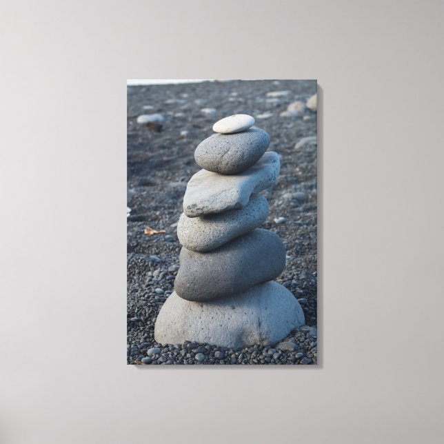 Stapel av grå stenar på strand canvastryck (Framsida)