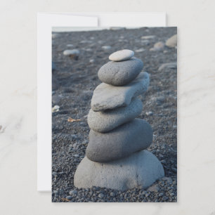 Stapel av grå stenar på strand tack kort