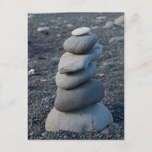 Stapel av grå stenar på strand vykort