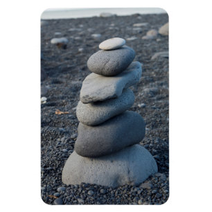 Stapel av grå stenar på stranden magnet