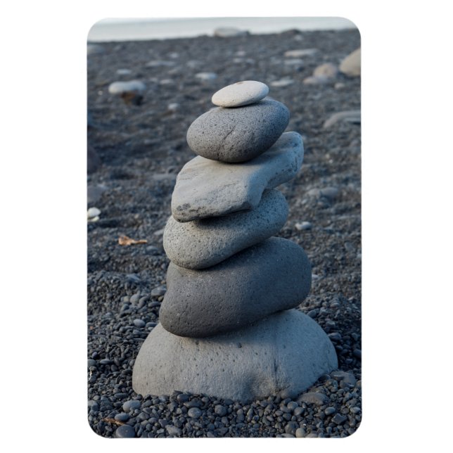 Stapel av grå stenar på stranden magnet (Vertikal)
