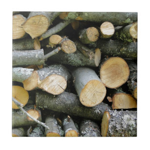 Staplad avverkad eldved kakelplatta