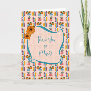 Staplad Bokar med Flower Vas och Coffee Mugg Tack Kort