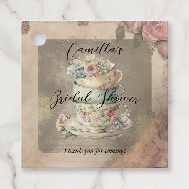 Staplade blomsterliga tekoppar till bröllopsfesten gåvor etiketter (Framsida)