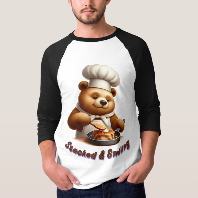Staplade och log Chef Bear Cooking Pancakes T Shirt (Framsida)