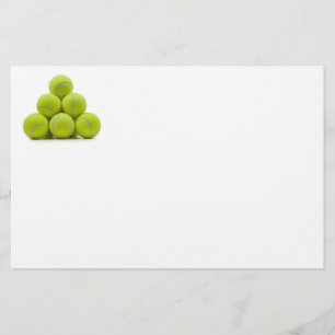 Staplade tennisbollar brevpapper