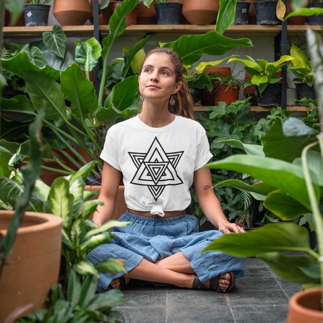 Star linjer triangel t shirt (Women meditating for peace of mind and posing in her garden.)