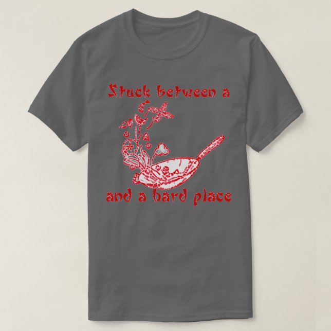 Står mellan en Wok och en hård Ställe T Shirt (Design framsida)
