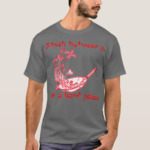 Står mellan en Wok och en hård Ställe T Shirt