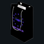 Star Pub Menorah<br><div class="desc">En lila och blå avtagbar bild,  med en Magen David (David-stjärnan),  i mitten,  som en Chanukkah-menorah. Motivet upprepas som gräns med tolv stjärnor. Ljusen har tänts. Den hebreiska text som lyder "Chag Chanukkah Sameach" (Lycklig Chanukkkah) förekommer också på den lysande lilan.</div>