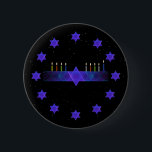 Star Pub Menorah Knapp<br><div class="desc">En lila och blå avtagbar bild,  med en Magen David (David-stjärnan),  i mitten,  som en Chanukkah-menorah. Allt på en startfältsbakgrund.</div>