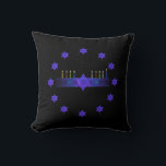 Star Pub Menorah Kudde<br><div class="desc">En lila och blå avtagbar bild, med en Magen David (David-stjärnan), i mitten, som en Chanukkah-menorah. Motivet upprepas som gräns med tolv stjärnor. Ljusen har tänts.</div>