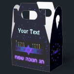 Star Pub Menorah Presentaskar<br><div class="desc">En lila och blå avtagbar bild,  med en Magen David (David-stjärnan),  i mitten,  som en Chanukkah-menorah. Ljusen har tänts. "Chag Chanukkah Sameach" (Lycklig Chanukkah) visas i glödande text. Du kan lägga till ytterligare text. Allt läggs ovanpå en stjärnbakgrund.</div>