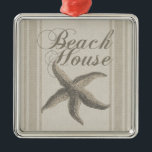 Starfish Beach House Seashore Coastal Julgransprydnad Metall<br><div class="desc">Den här strandsnubben - Starfiskbilden har en sandartad bakgrund, med en mönster som ser ut som mårduk. Det här är perfekt till strandhuset och får dig på sommaren. Beach house-dekorn borde lugna sig och kännas som en avslappnad-buk som kommer undan. För en nautiska känsla och färg av hav och sand...</div>